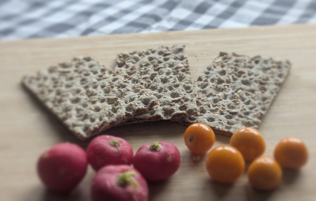 Knäckebrot, Radieschen, Obst